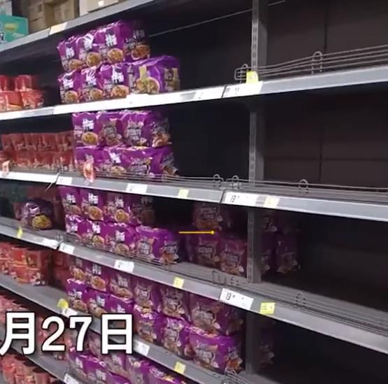 核酸篩查下的浦東超市 搶購(gòu)潮中的尷尬老壇酸菜面